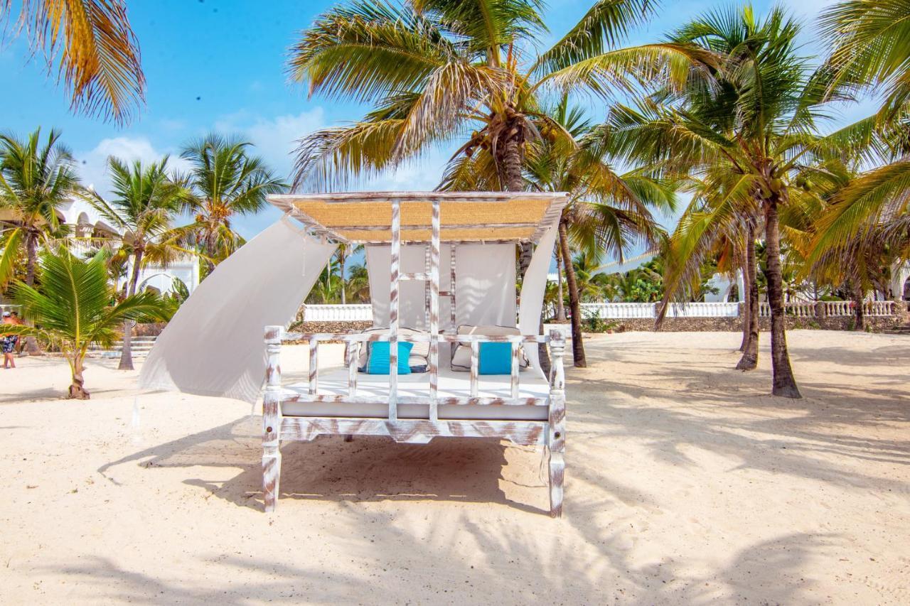Jumbo Club Watamu Hotel Exterior photo