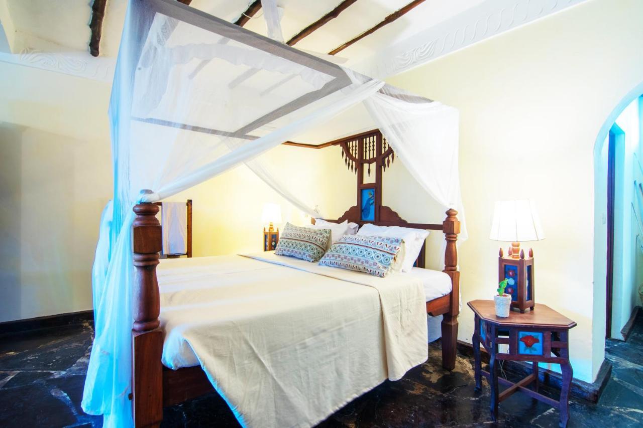 Jumbo Club Watamu Hotel Exterior photo